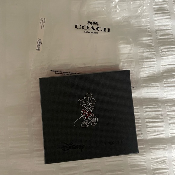 NEW!!! Authentic Disney Coach boxed Minnie Mouse coin case. - Picture 7 of 7